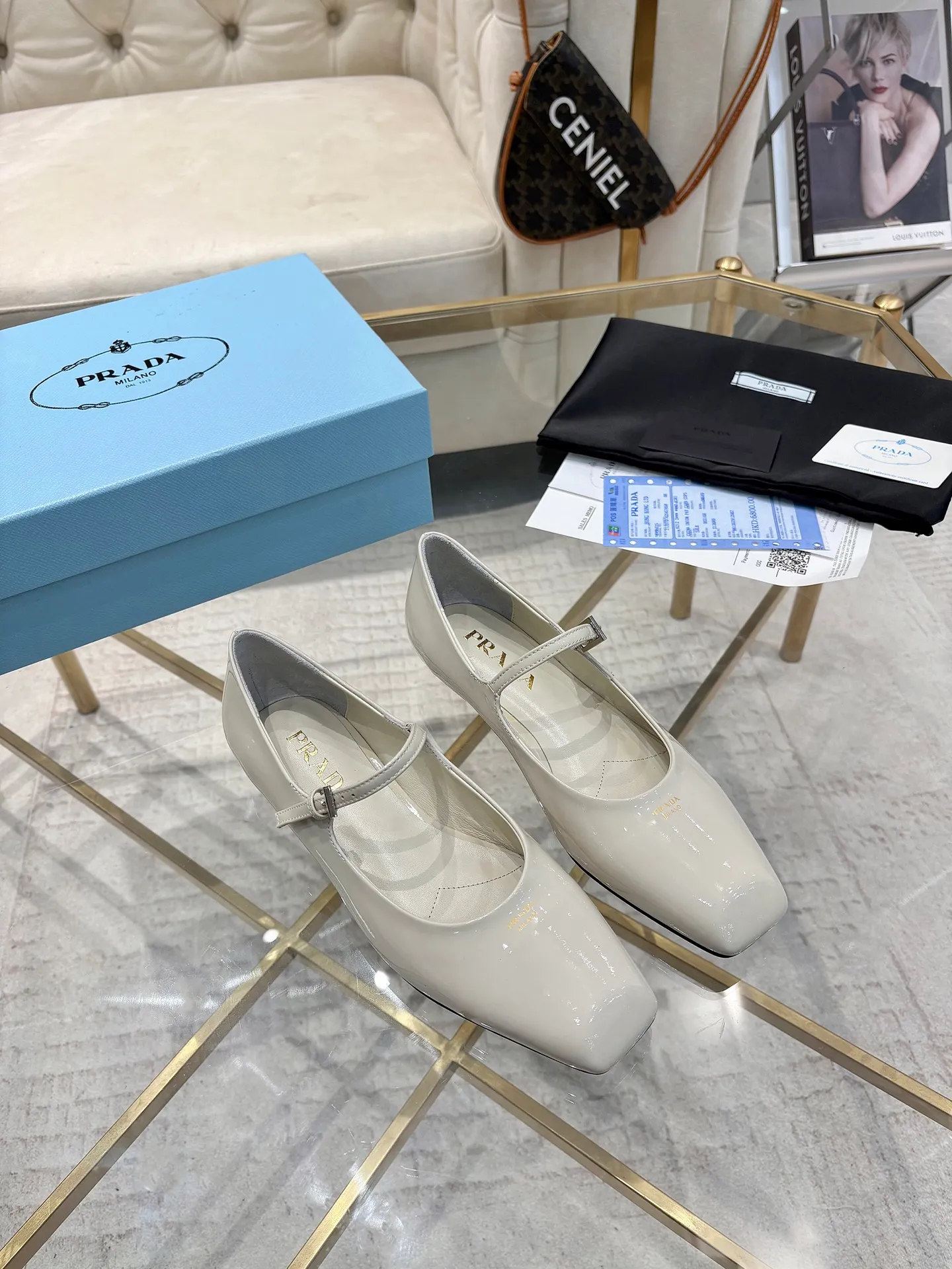 👟👟Ex-factory price 580👟👟 (imitation leather bottom-20) New arrival 👉Ready stock👈Remove the original board and make a 1:1 replica‼ ️ The highest version of Prada's early spring catwalk hot style 😘The latest spring style Retro Mary Jane series Genuine leather sole, simulated leather sole, a must-have for goddesses Super comfortable on the feet, reducing age 👉The upper is made of imported cowhide leather, comfortable and small square toe, retro and playful, lining + foot pads, imported sheepskin lining, breathable and comfortable (1.5 high small insert heel) ) Matched private model buckle (all original logos) Size 35M-39M (34 40 41 42 customized, non-returnable and non-exchangeable)